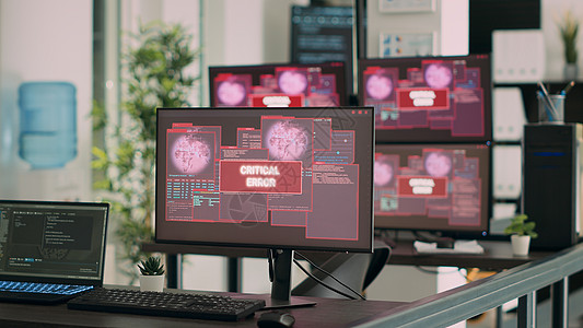 办公桌空空 多台电脑显示安全漏洞警告 警报图片