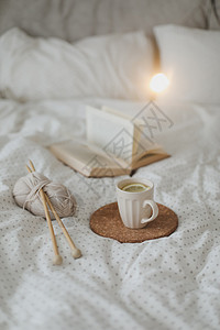 寒冬背景舒适 有一本书 茶杯和针织针 在温暖温柔的床顶上风景饮料风格闲暇阅读情绪房间毯子湿气生活假期图片