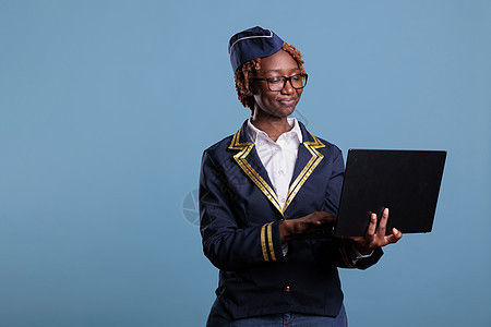 从事网上购物的非洲裔美国航空服务员背景图片