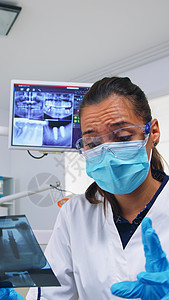 牙科办公室的病人Pov 解释牙齿蓄积液的治疗图片