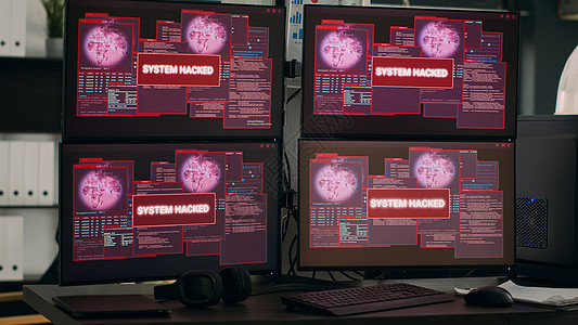 多个显示器显示安全漏洞后黑客警告警报的多监视器图片