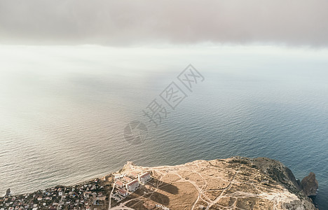 抽象的空中海夏季海洋日落自然背景 运动中水面上的小波浪与来自太阳的金色散景光模糊 假期 假期和娱乐概念 慢动作海浪温泉蓝色季节晴图片