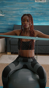 完美的黑人女性做瑜伽锻炼 用弹性带在螺旋球上训练运动房间腹肌力量身体体操肌肉培训师福利图片