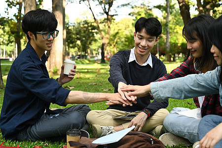 一群朋友 大学生手牵着手 大学 青年生活方式和友谊概念图片