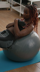 早上在客厅做健身锻炼的体育黑人妇女卫生运动运动装运动员身体姿势力量保健腹肌有氧运动图片