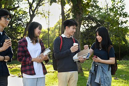 大学生在校园里边走边谈 大学 青年生活方式和友谊概念图片