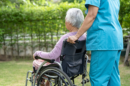 护理医院公园轮椅上的医生护理人员帮助和护理亚洲老年或老年老妇人患者 健康强健的医疗理念女性椅子医院挑战机动性照顾者疾病病人发动机图片