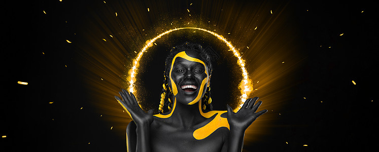 海报上的女人与金脸艺术 黄色和黑色的车身油漆 有人体彩绘的年轻女孩 一个惊人的化妆模特 黑色背景网站购物女士身体小样夜店俱乐部传图片