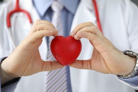 心脏病医生在心脏病诊所抱着心脏图片