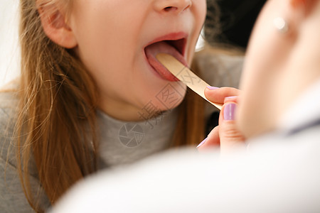 学家对喉咙痛的女童进行检查图片