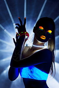 迪斯科舞女 在闪光下跳彩色化妆舞辉光蓝色血统黑暗人体艺术工作室化妆品成人紫外线图片