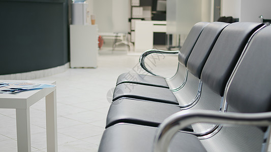 设施大厅内有座椅的临床候诊区图片