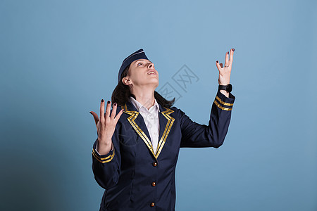 空服员乞求 往上看 举手向天图片