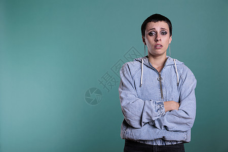 悲哀的女士在摄影棚装扮时 在镜头上哭泣 带着负面不高兴的表情图片