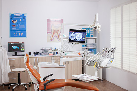 牙医使用的牙科椅和其他耳服用器具医院保健工具房间外科职场钻头医生工作技术图片
