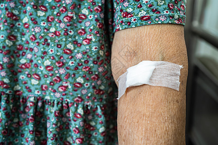 亚洲年长或年长的老妇人妇女患者在每年进行身体健康检查的抽血测试后显示棉绒止血 以检查胆固醇 血压和血糖水平临床护士样本注射静脉科图片