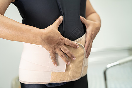 穿背止痛带的亚洲女病人 用助行器换整形腰椎姿势疾病矫正骨科脊柱疼痛胸衣绷带女士关节炎图片