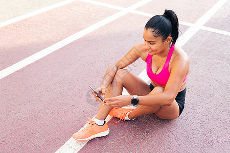 锻炼后使用手机的运动员HP成人水平电话拉丁赛跑者训练技术慢跑者运动城市图片