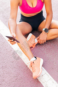 锻炼后使用手机的运动员HP电话女性慢跑者成人运动装训练竞技技术女士赛跑者图片