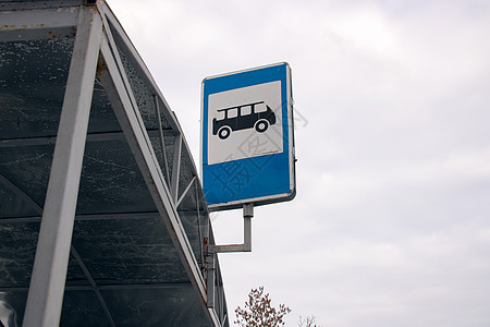 天空背景的公路路牌公交车站图片