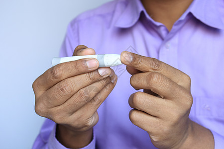 男子的手测量血糖水平手指测试控制男人病人保健疾病卫生考试治疗图片