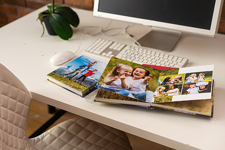 在桌子上打开家庭照片拍摄的相簿 在相册中保存重要的生活时刻 摄影师和设计师的工作成果 测谎仪婴儿回忆杂志记忆写真集专辑孩子们姐姐图片