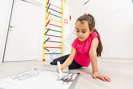 小女孩在白板上写作 学习背景学校瞳孔班级绘画女性女孩孩子木板女学生女士图片