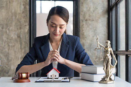 房地产概念 女商务人士拿着房子图标 保险和安全概念的房子 保护女性的姿态和房子的象征代理人经纪人贷款住房人士抵押商业女士男人建筑图片