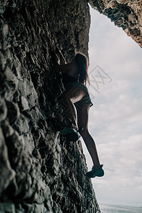 身体瘦弱的年轻女子c C级女运动员肾上腺素攀岩攀岩者专注山脉高度挑战活动力量齿轮图片