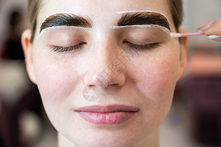 主人画了一个女人的眉毛打扫乐器刷子指甲花女性眼睛油漆美容师化妆品化妆师图片