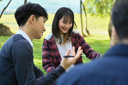 一群学生坐在草地上学习和准备学校课程的家庭作业 青年生活方式和教育理念图片