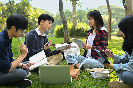 参加大学校园和谈话的快乐年轻朋友群体 大学 青年生活方式和友谊概念 (一) 学生图片