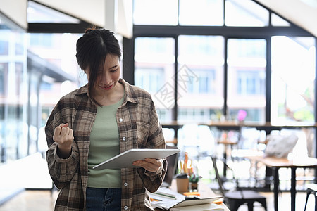 女建筑师在建筑工地使用数字石板工作图片