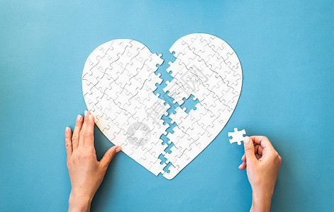 心脏形状中的白色拼图情况压力老化玩具手术攻击中风专家挑战保健图片