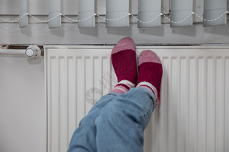 在热散热器上暖冷脚 厚羊毛袜系统牛仔布暖气袜子辐射供暖家庭消费者热能活力图片