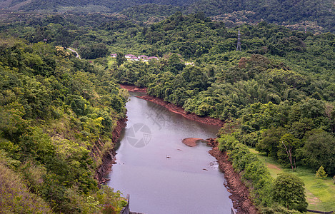 旱季大坝的排水管道 缺水技术岩石排水沟工程农村混凝土绿树风景车站森林图片