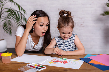 幸福的家庭 母亲和女儿一起画画蜡笔桌子学校女孩学习绘画画家铅笔女士孩子图片
