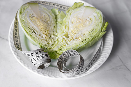 白色盘子上的白卷心菜 体重减肥的概念菜刀农业化合物素食吃饭食品烹饪美食小吃健康饮食图片