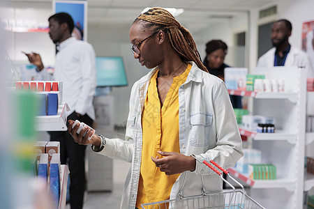 在药店购买食品补充品的非洲美国人客户图片