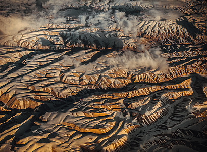 从山雪和山地风景的平面看空中环境国家沙漠岩石土地阳光天空景观阴影墙纸图片