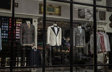豪华商店的窗户 有时髦男子服装 在模特儿上 男人的优雅衣服橱窗精品奢华质量房间织物敷料风俗男装零售商图片
