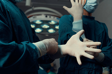 外科医生在手术前戴上防护外科消毒手套和面具工作医护人员医院保健技术卫生医疗情况治疗团队图片