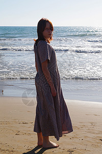 赤脚红发少女 穿着长裙 在水边沙滩上穿沙子图片