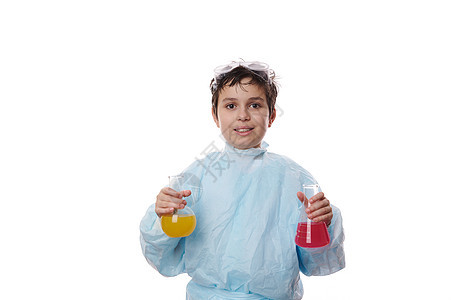 身穿实验室大衣的聪明男学生 拿着两个实验室玻璃瓶 里面装有试剂和化学品 在白色背景中突显图片