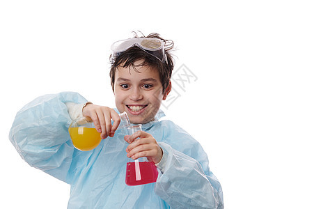 化学课 聪明的青春期前男孩 化学家科学家在化学课上用化学液体做实验图片