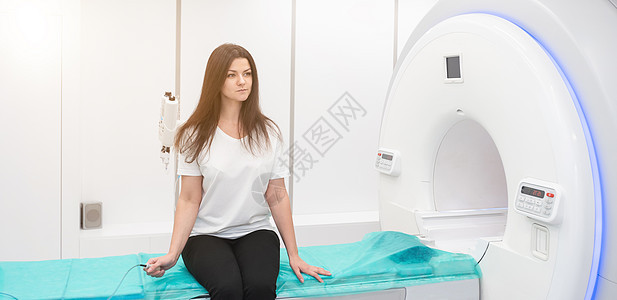 现代医院实验室的医学 CT 或 MRI 扫描 射线照相部门内部 白色房间内的技术先进设备 磁共振诊断机计算机化医生科学x光扫描器图片
