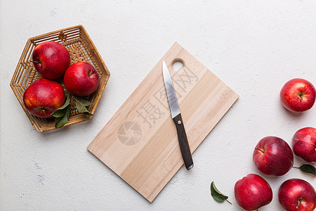 老红色苹果新鲜红苹果 桌上有绿色叶子 用刀切板 顶端视图花园木板食物营养季节小吃桌子团体木头乡村背景