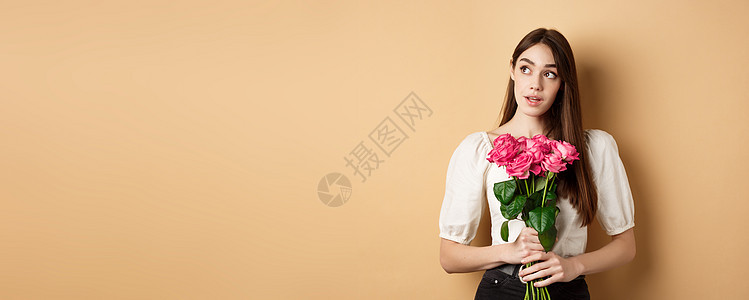 浪漫的情人节概念 梦中女人带着粉红玫瑰花束 仰视标志 在蜜蜂背景上拿着鲜花工作室礼物花朵周年假期男朋友玫瑰女性嘴唇伙伴图片