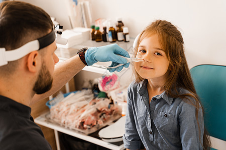 儿童鼻子鼻镜检查 咨询医生 儿童耳鼻喉科医生在鼻内窥镜检查前检查儿童鼻子女孩疾病儿科听力工具考试乐器孩子医院病人图片