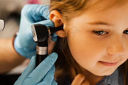 用眼科检查儿童耳部 进行近距离检查 Otoscop 访问ENT医生和咨询图片